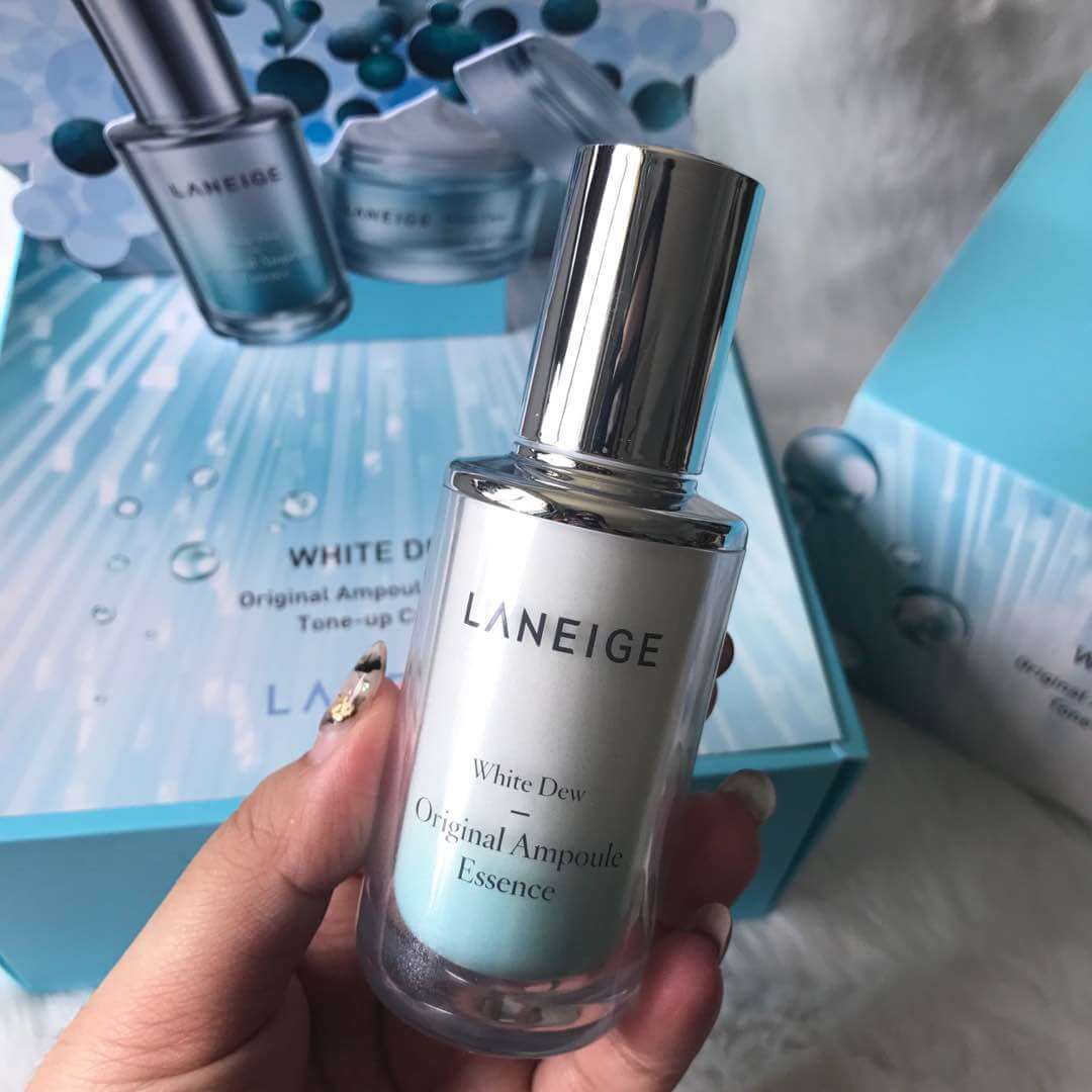 Laneige WHITE DEW Original Ampoule Essence 40ml หยดประกายสว่างใสไร้จุดด่างดำ ลดเลือนผิวหมองคล้ำ ให้เจิดจรัสดุจน้ำค้าง พร้อมเผยผิวชุ่มชื่นกระจ่างใสยิ่งขึ้น  มอยส์เจอร์ไวท์เทนนิ่งเอสเซนส์สูตรเข้มข้นสูงที่ช่วยปรับโทนสีผิวให้สว่างกระจ่างใส พร้อมตรงเข้าลดเลือนจุดด่างดำและเปลี่ยนให้กระจ่างใสจากภายใน ด้วยส่วนผสมทรงประสิทธิภาพสูตรเข้มข้น พร้อมมอบผลลัพธ์ผิวกระจ่างใสชุ่มชื่น  ตรงเข้าลดเลือนจุดด่างดำอย่างทรงประสิทธิภาพด้วย ไวท์เทนนิ่งเอสเซนส์สูตรเข้มข้น ด้วยการผสมผสานสารสกัดจาก Saururus chinensis และวิตามินซีสูตรเข้มข้นช่วยตรงเข้าลดเลือนจุดด่างดำให้กระจ่างใสยิ่งขึ้นจากภายใน  เนื้อสัมผัสบางเบาแต่เข้มข้น ซึมซาบล้ำลึก มอบผลลัพธ์ความชุ่มชื้นสูงสุดให้ผิวทันทีที่ใช้ ด้วยส่วนผสมของเอสเซนส์สูตรเข้มข้น ช่วยมอบผลลัพธ์ผิวชุ่มชื่นล้ำลึก ให้ผิวกระจ่างใส อิ่มน้ำ ทันทีที่ใช้