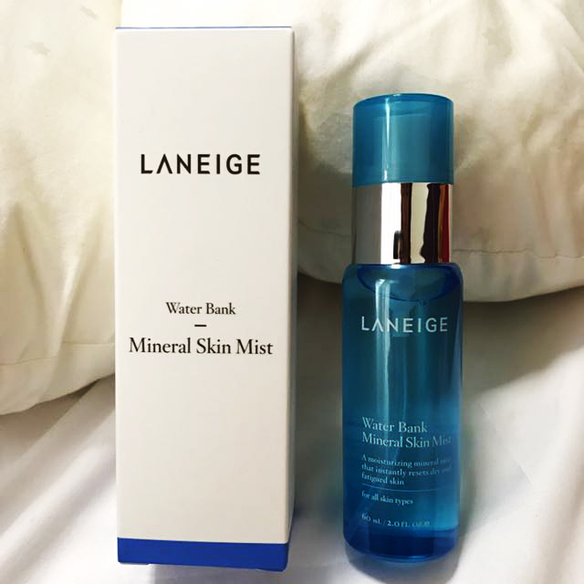 Laneige, Laneige Water Bank Mineral Skin Mist, Laneige Water Bank Mineral Skin Mist รีวิว, Laneige Water Bank Mineral Skin Mist ราคา, Laneige Water Bank Mineral Skin Mist 30 ml., Laneige Water Bank Mineral Skin Mist 30 ml. มิสท์สเปรย์น้ำแร่ แห้งเร็วทันทีเมื่อฉีด เพิ่มความชุ่มชื้น และสดใสให้แก่ผิวหน้า