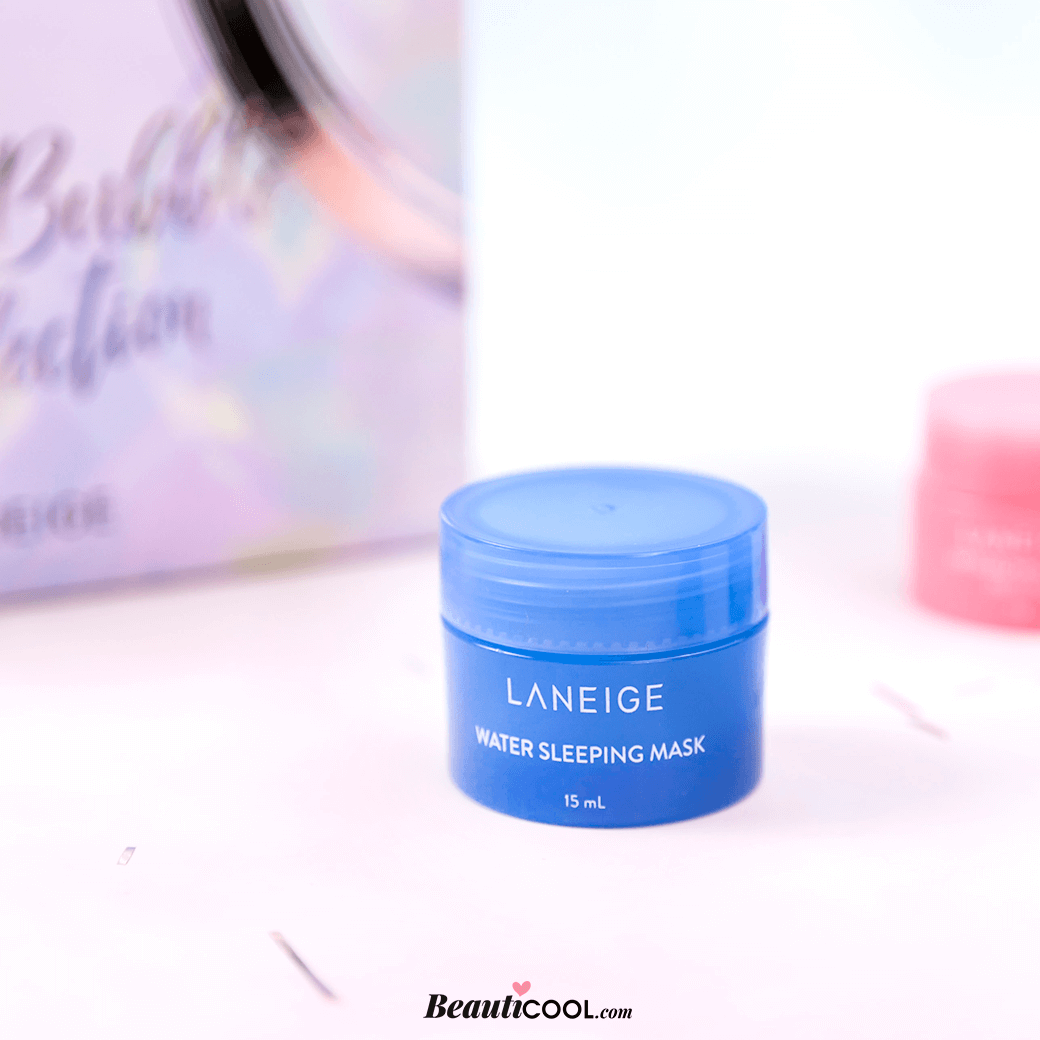 Laneige Water Sleeping Mask 15 ml.   เป็นมาส์กตัวเด็ดจาก ลาเนจ ที่ใช้ปุ๊บ ! ตื่นมาหน้าเด้ง อิ่มน้ำเลยค่ะ !  ด้วยส่วนประกอบสำคัญอย่าง Beta Glucan ที่จะช่วยเติมความชุ่มชื้นให้กับผิวได้ยาวนานถึง 8 ชั่วโมง  * พร้อมทำให้ผิวดูแข็งแรง มีชีวิตชีวา  * โดยเฉพาะสาวที่มีผิวแห้ง รับรองว่าใช้แล้วต้องหลงรักอย่างแน่นอน ตัวนี้เค้าจะเป็นสลีปปิ้งมาส์กนะคะ  * คือ ใช้แล้วสามารถนอนหลับได้เลย โดยไม่ต้องรอให้แห้ง ตัวมาส์กจะตรงเข้าไปฟื้นฟูและบำรุงผิวได้อย่างล้ำลึกในขณะที่คุณหลับค่ะ  * เนื้อสัมผัสบางเบา ใช้แล้วรู้สึกเย็นสบาย แถมยังมีกลิ่นหอมช่วยให้รู้สึกผ่อนคลาย