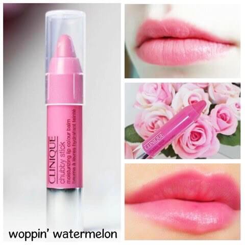 Clinique Chubby Stick Moisturizing Lip Colour Balm #06 Woppin Watermelon 1.2 g. ด้วยคุณค่าจาก Shea Butter, Mango Seed Butter, Jojoba Seed Oil, Verdana และ สารแอนตี้ออกซิแดนท์ ให้ริมฝีปากชุ่มชื่นนานขึ้น เส้นริ้วจางลง เผยริมฝีปากที่นุ่ม อวบอิ่ม สีสันที่ดูสุขภาพดี เป็นธรรมชาติ เหมาะสำหรับทุกสภาพผิว ผ่านการทดสอบการแพ้ ปราศจากน้ำหอม 100 %