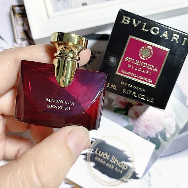 BVLGARI Splendida Magnolia Sensuel EDP 5 ml ความหอมหวานของดอกไม้ที่มีเสน่ห์ กลิ่นเปิดมาด้วยความสดชื่นนิดๆ ของแมกโนเลียและจัสมิน ตบท้ายด้วยกลิ่นสไตล์อโรม่านิดๆจากกลิ่นพัชชุลลี่ มักส์ ให้อารมณ์สาวสวยหรูดูมีเสน่ห์ดึงดูด