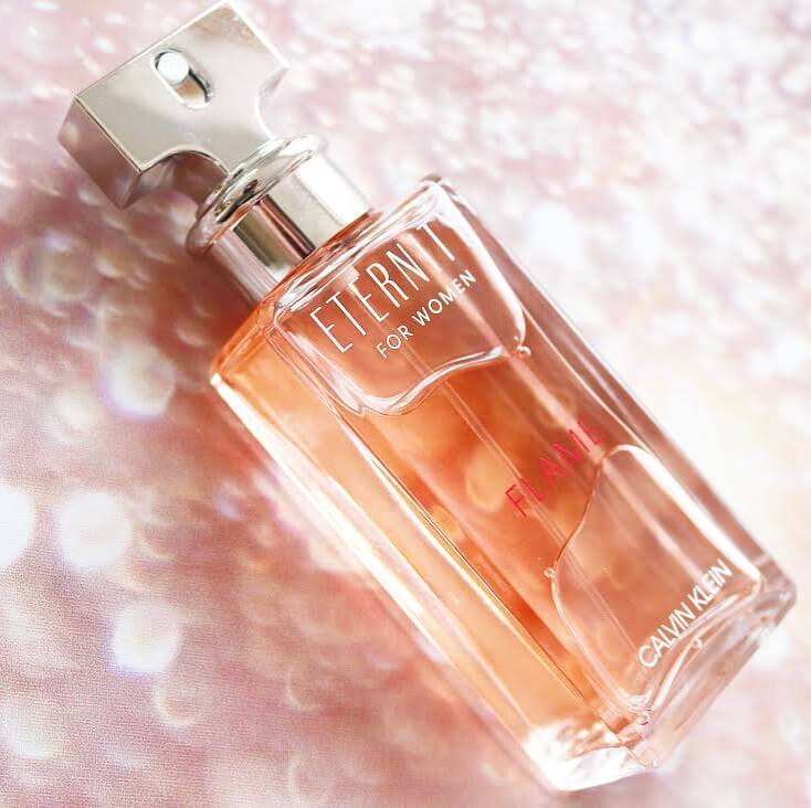 CK Calvin Klein Eternity Flame For Women EDP น้ำหอมผู้หญิงเสน่ห์อันชวนหลงใหลของคุณผู้หญิง ด้วยกลิ่นหอมสดชื่นของผลไม้ นานาชนิดและหมู่มวลดอกไม้ อันน่าทะนุถนอม ตัดกับกลิ่นหอมของเครื่องเทศ อันเป็นเอกลักษณ์ พิเศษด้วย Labnadum Resin กลิ่นยางไม้จามพุ่มกุหลาบหิน  กลิ่นหอมของผู้หญิงอันเย้ายวนกับภาพลักษณ์ที่อบอุ่น ชวนหลงใหล 