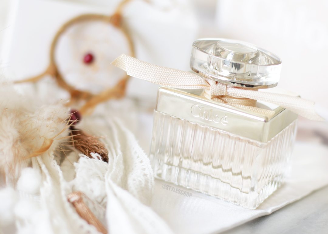 Chloé Eau de Parfum 5 ml​ เป็นน้ำหอมแนว Floral ที่มี center กลางอยู่ที่กุหลาบคมๆ ให้ความรู้สึกสดชื่นราวกับสูดดมดอกกุหลาบสีขาวที่แรกแย้มผลิบานในยามสายเช้า  โดยมีโน้ตตัวรองคือพีโอนี ฟรีเซีย และลิ้นจี่ ซึ่งรวมกันออกมาแล้วให้กลิ่นหอมที่โดดเด่นเป็นเอกลักษณ์ไม่เหมือนใคร