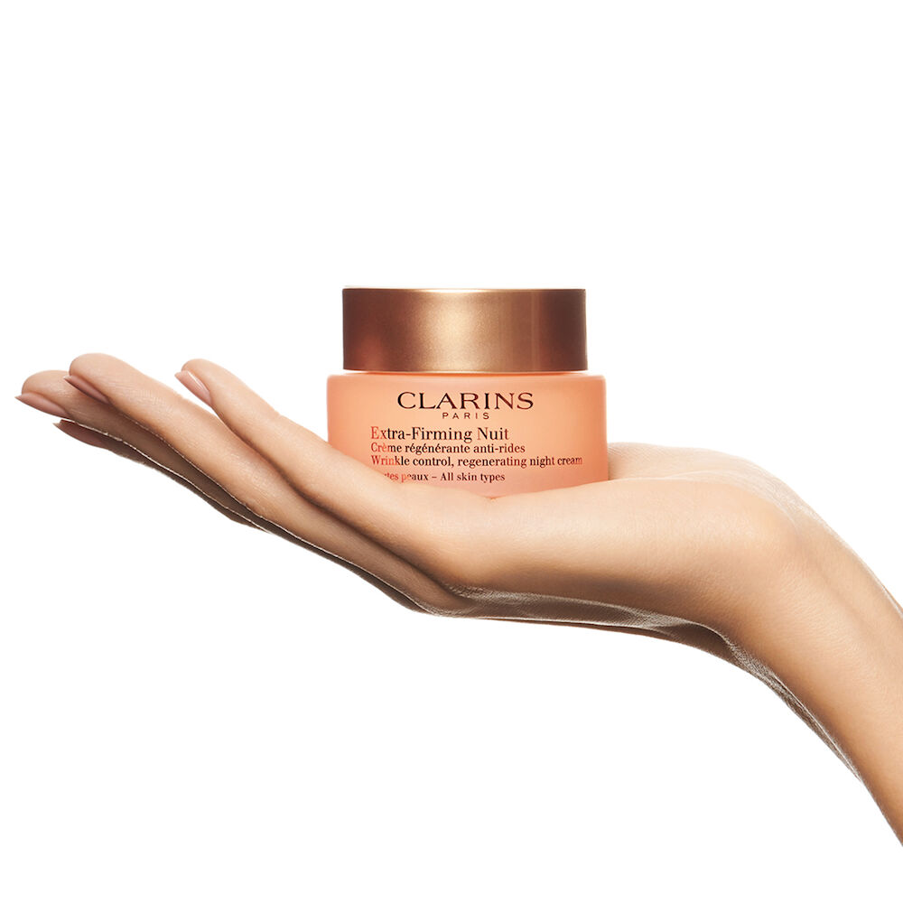 Clarins Extra-Firming Nuit Wrinkle Control Regenerating Night Cream All Skin Types 50 ml ครีมบำรุงผิวสูตรกลางคืนจาก CLARINS ด้วยประสิทธิภาพของการลดเลือนริ้วรอยแห่งวัยที่ให้ผลลัพธ์ที่ทรงประสิทธิภาพ ผลิตภัณฑ์เปี่ยมไปด้วยความรื่นรมย์แห่งประสาทสัมผัสอย่างที่ผู้หญิงต้องการ ทั้งเนื้อสัมผัสที่บางเบา กลิ่นหอมอ่อนๆ เย้ายวนใจ และดีไซน์ที่ดูเลอค่าอย่างทันสมัย   ช่วยดูแลริ้วรอยและฟื้นบำรุงผิวเหมาะกับทุกสภาพผิว